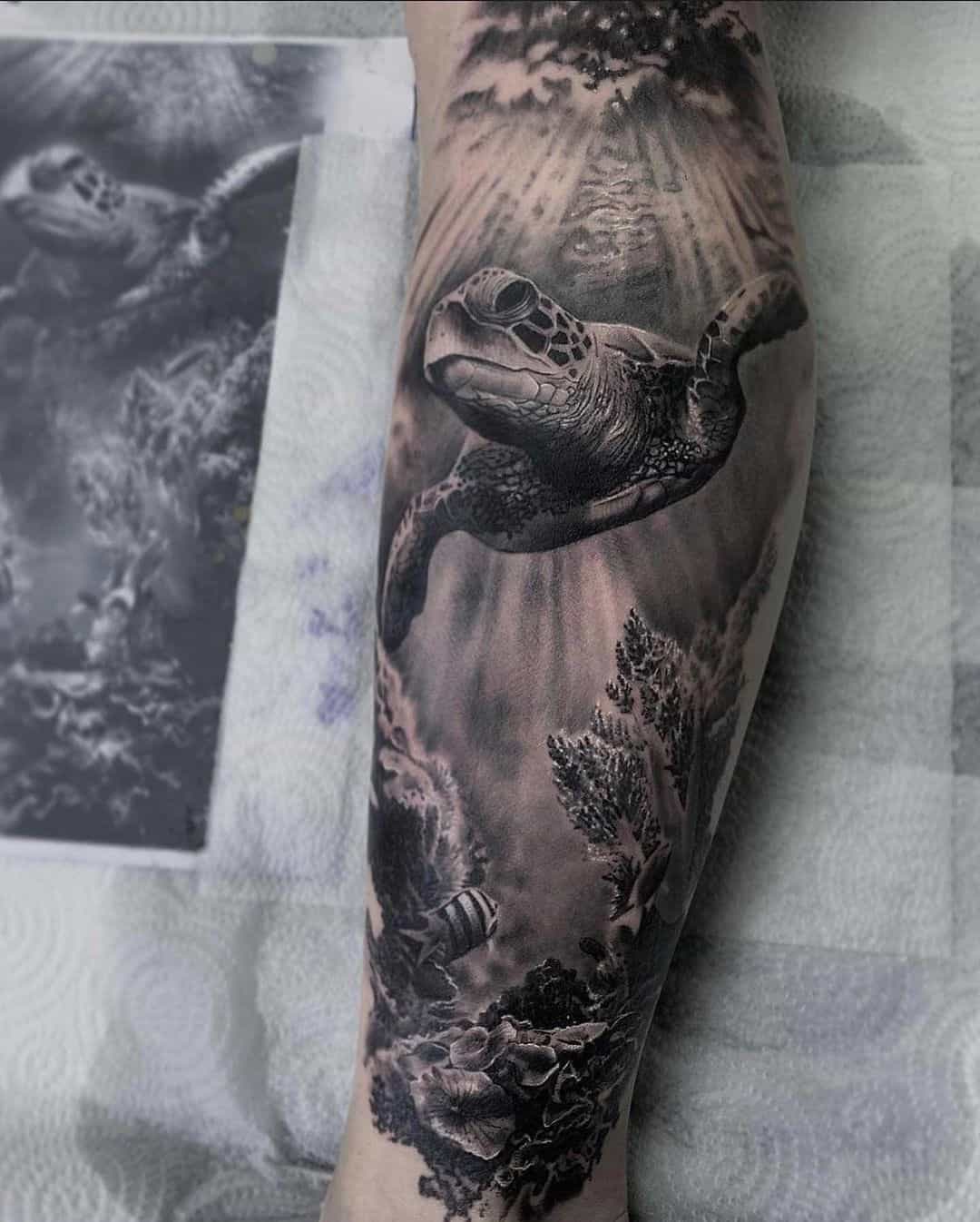 Rising Realistic black and grey tattoo en 2023  Tatuaje de buceo  Tatuajes geométricos de animales Tatuajes de piscis